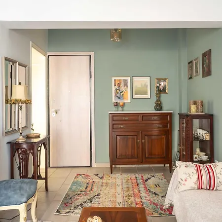 Veranda At Center Apartment